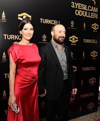 Berguzar Korel Ile Halit Ergenc In Basina Talih Kusu Kondu Girl Blog Beautiful Models Model