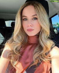 Linda Lind's Instagram, Twitter & Facebook