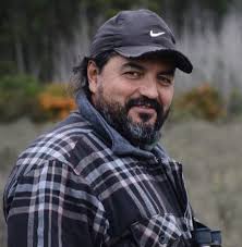 Cuervo Cabeza Roja (Cathartes aura), uno de nuestros tres especies de estas  aves, nativas en Uruguay, muy importantes por el trabajo de limpieza de  campos y costas que realizan, al consumir cadáveres