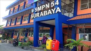 Keny sempat dua kali mangkir dari panggilan polisi sebelum akhirnya menemui penyidik pada senin (7/5). Kepala Sekolah Smpn 54 Surabaya Ditahan Karena Bocornya Soal Unbk Dua Pegawai Honor Juga Ditangkap Surya