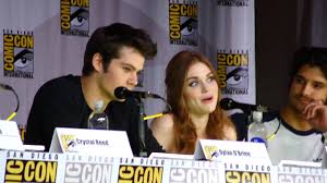 Holland roden talks teen wolf season 5 spoilers including romance with stiles, aka, dylan o'brien, and the return of allison, aka crystal reed. San Diego Comic Con 2013 Teen Wolf Panel Dylan O Brien And And Holland Roden Talk Kissing Youtube