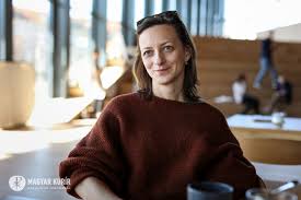 She has toured worldwide with world music and folk revival bands such as besh o drom and ökrös. Csak Folfele A Feny Fele Vihet Az Utam Beszelgetes Szaloki Agi Enekesnovel Magyar Kurir Katolikus Hirportal