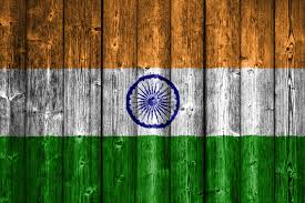 Aufgeladen mit einem dunkelblauen rad mit 24 speichen in der mitte. Die Flagge Von Indien Auf Holz Wagrati