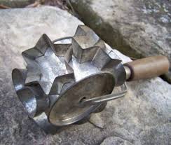 The lovely moomintroll kitchen set includes a spatula and a cookie cutter. Vintage Cookie Cutter Roller Old Antique Tin Rolling Pin W Various Shapes Ebay Diycuttingboard Vintage Cookies Vintage Kitchen Utensils Vintage Baking