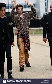 Just lucas being himself \ nct, wayv lucas funny moments (eng sub) ⚠️disclaimer: Lucas Wong Von Nct Verlasst Die Burberry Zeigen Stockfotografie Alamy