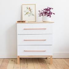 Une Commode Ikea Prend Des Allures Scandinaves Babayaga Magazine Hack Commode Ikea Meubles Ikea Detournement Meuble Ikea