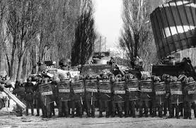 Już w czasie fali strajków sierpnia 1980 , władze komunistyczne rozważały możliwość wprowadzenia stanu wojennego w celu powstrzymania niepokojów społecznych i zgaszenia rodzącego się ruchu. 13 Grudnia 1981 R Wprowadzono W Polsce Stan Wojenny Archiwalne Zdjecia Polska Times