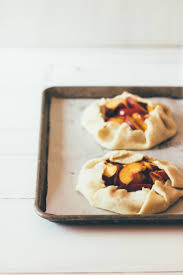 In The Kitchen Peach Galettes Wit Delight Designing A Life Well Lived Lecker Dessert Rezepte Einfach Lebensmittel Essen