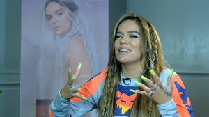 Carolina giraldo navarro (born 14 february 1991), known professionally as karol g (stylized in all caps), is a colombian singer and songwriter. Karol G A Solas Con Teleshow Hace Un Ano Y Medio Me Hicieron Escuchar Tusa Y La Deje Pasar Hoy Es Un Exito Infobae