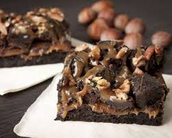 Brownies Destructures Au Caramel Et Aux Noisettes Recette Brownie Sans Beurre Gateau Au Chocolat Allege Recette Dessert