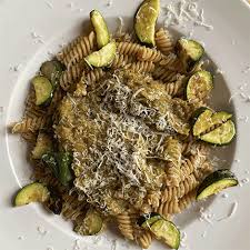 Meghan Markle Mit Diesem Pasta Rezept Hat Sie Harry Aufgegabelt Vegetarische Bolognese Bolognese Rezept Zucchini Bolognese