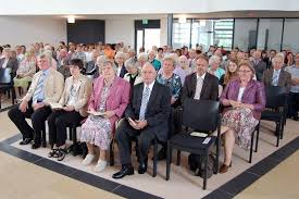 Goldene hochzeit beschriftet das hängen am seil mit den wäscheklammern, lokalisiert auf dem weiß und heiratet einladungshintergru. Goldene Hochzeit Im Gottesdienst Nak Bad Oeynhausen