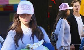After that, madison, her mom, and her brother moved to los angeles. Madison Beer Cuts A Casual Figure In Baseball Cap And Cycling Shorts Daily Mail Online