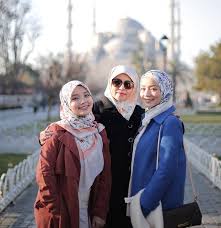 Sama cantik jangan lupa subcribe dan like okeyy. 11 Foto Adik Beradik Mira Filzah Yang Ramai Tak Tahu Iluminasi