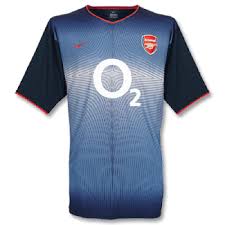 أنجل سماك داون في مواجهة الستين دقيقة في مواجهة أيرون مان سبتمبر 2003. Arsenal 2003 Kit Cheap Online
