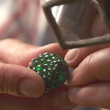 An Exceptionnal Creation The Pomme De Pin Clip Displays Its Magical Light As An Illustration Of The Virtuoso Sav Van Cleef Van Cleef Arpels Jewellery Sketches