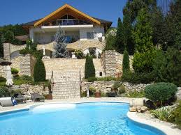 Balatonfured Hegyoldalan Csendes Zold Kornyezetu Exkluziv Formavilagu Medences Villa Kod Alh05 Http Balatonhomes Real Estate House Styles Mansions