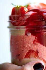 Rien De Tel Qu Une Glace Maison Quand Il Fait Chaud Servez Avec Des Morceaux De Fraises Et Un Coulis De Framboises De Voedsel Ideeen Dessert Ideeen Desserts