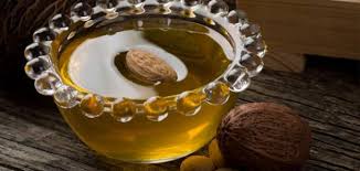 زيت الجلسرين له الكثير من الاستخدامات المتعددة فهو أحد المواد المستخدمة في ترطيب البشرة، كما أنه يعتبر أحد المواد الطبية العلاجية في علاج ووقاية البشرة من الجفاف، كما أنه يحمي البشرة من الخشونة وبالتالي يقيها من التقشر. Ø²ÙŠØª Ø§Ù„Ù„ÙˆØ² Ø§Ù„Ù…Ø± Ù„Ù„Ø¬Ø³Ù… ØªØ¬Ø±Ø¨ØªÙŠ Ø§Ù„Ù…ÙÙŠØ¯Ø© Ù„Ù„Ø¬Ø³Ù… Ùˆ Ø§Ù„Ø´ÙØ§ÙŠÙ Ù…ÙˆØ³ÙˆØ¹Ø© Ø§Ù„Ø§Ø²Ø§Ù‡ÙŠØ±