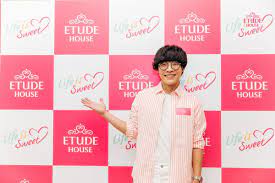 韓系開架彩妝品牌etude house 在八月底以全新姿態回歸台灣市場 並舉辦具有濃厚嘉年華氣氛的華麗樂園在全台巡迴展出 8 28還請到療癒系暖男 盧廣仲來擔任開場嘉賓 盧廣仲人生第一幫女粉絲上妝 一舉一動都好可愛好暖心 in 2021 make me smile songs beauty