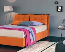 Camera da letto con letto in ferro battuto camere da letto con letto in ferro battuto camere da letto in ferro battuto cancelli in ferro battuto cuscini testata letto. Letto Imbottito Con Testiera A Cuscini Spencer