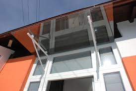 Vordach Glas Mit Weissen Stutzen Vordach Glas Vordach Dach