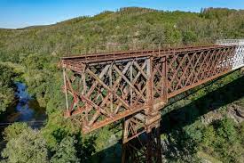 Zachovaný zbytek starého ivančického viaduktu (czech). Zeleznak Ivancicky Viadukt