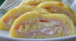 Per preparare l' omelette al formaggio francesi perfette, per prima cosa sbattete le uova in una ciotola capiente con l'aiuto di una forchetta, quindi il suo aroma darà al piatto un gusto leggermente affumicato che si sposa benissimo con la cremosità del formaggio. Ricetta Rotolo Di Frittata Al Prosciutto E Formaggio Per Una Cena Veloce