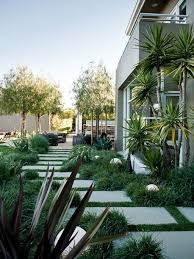 44 Beautiful Grass Garden Design Ideas For Landscaping Your Garden Trendehouse Modern Landscaping Landscape Design Modern Landscape Design
