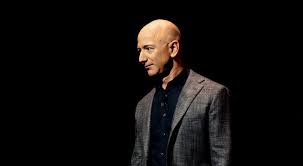 60 lat po tym jak pierwszy amerykanin alen shepard znalazł się w kosmosie i dokładnie 52 lata po lądowaniu na księżycu, jeff bezos, najbogatszy człowiek świata. Usa Za 28 Mln Dolarow Wylicytowano Bilet Na Lot W Kosmos Z Jeffem Bezosem Tech