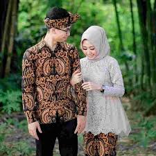 Model kemeja couple saat ini memberikan kesan formal bagi setiap pemakainya. Baju Couple Tunangan Rekomendasi Busana Agar Terlihat Istimewa