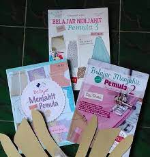 Model baju gamis yang simpel dan polos dikombinasi dengan batik akan terlihat lebih berwarna.melihat peluang tersebut, buku ini hadir. Jual Buku Belajar Menjahit Bagi Pemula Menjahit Pola Gratis Belajar