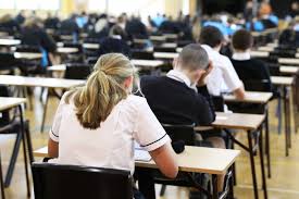Tegoroczni abiturienci zmierzą się z egzaminami od środy 3 do wtorku 16 marca. Matura 2021 Wylacznie Pisemnie Jest Termin Egzaminow Maturalnych Edukacja