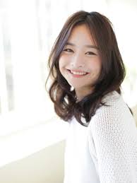 黒髪 前髪なしが大人っぽい クールな雰囲気のヘアスタイルを長さ別にご紹介 folk ミディアム 黒髪 ミディアム パーマ 髪型