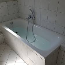 Denn sie braucht mit ihrer kleinen wannenform denselben platz wie eine herkömmliche badewanne und ist trotzdem dusche und bad in einem. Badewanne Austauschen Ohne Fliesenschaden Und Bauschmutz