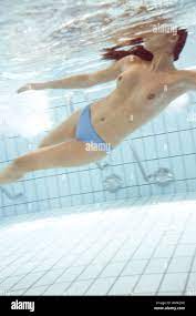 nackte junge Frau im Schwimmbad Stockfotografie - Alamy