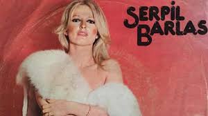 Serpil barlas'ın siyah ince çoraplar içindeki kalın bacaklarını, göz kapaklarının baskısı sonucu hafif kısılmış gözlerini ve yaşını sakınmasızca sunan boynunu hatırlıyorum. Vgaui0zjy7t2hm