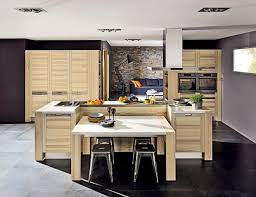 Une transition cuisine séjour parfaite la composition murale de niches joue la transition avec le séjour : Cuisine En Ilot Central Avec Table Novocom Top