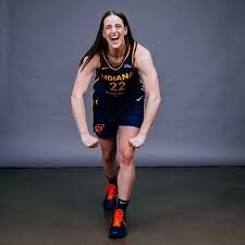 Caitlin Clark obviously spent a lot of time in weight rooms and eating  loads of protein during the off-season... she's looking jacked now 💪🏾