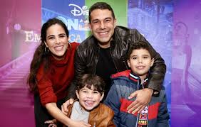 W.doc is the documentary series by brazilian singer and songwriter wanessa camargo, where she talks about her 20 years of career, year by year in each episode. Wanessa Camargo E A Familia Testam Positivo Para Covid 19