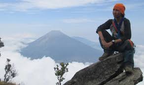 Hasil gambar untuk pecinta alam indonesia