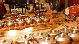 Jenis alat musik tradisional yang pertama yakni gamelan. 13 Alat Musik Gamelan Beserta Sejarah Dan Penjelasan Guratgarut