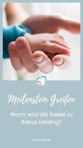 Bei der verwendung von rasseln kann es vorkommen, dass ihr baby sich vor lauter spieldrang, freude, aber auch manchmal frust diese versehentlich selbst immer wieder gegen den kopf schlägt. Meilenstein Fur Babys Ab Wann Konnen Babys Greifen Erfahre Es In Unserem Ratgeber Kind Entwicklung Spielerisches Lernen Kindererziehung
