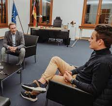 Hier setzt er sich insbesondere für bessere und vor allem fairere bildung ein. Dario Schramm On Twitter Gestern Abend Noch Bei C Lindner Zu Besuch Gewesen Spannender Austausch Zur Aktuellen Situation An Den Schulen Aber Auch Das Thema Digitalisierung War Naturlich Ein Schwerpunkt Einig