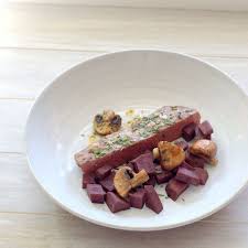 Bushcooks Kitchen Gebratener Lammrucken Mit Rotweinsellerie Aus Maria Gerne Ohne Sterne Von Maria Gross Lammrucken Lebensmittel Essen Braten