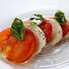 トマトとチーズで作るカプレーゼは栄養豊富 気になるカロリーは 食の知識 オリーブオイルをひとまわし 栄養 栄養素 カプレーゼ