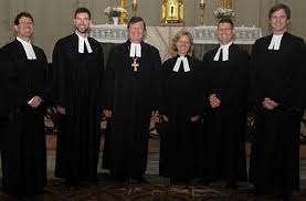 The christian funeral of edna zamzow. Bischof Abromeit Segnet Eine Frau Und Vier Manner Zum Dienst In Der Kirche Nordkirche De