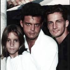 Después de que luis miguel, de 49 años y su hermano menor sergio, de 35, se distanciaran debido a unos desacuerdos, ya que el cantante le cabe recordar que luego de la muerte del abuelo de luis miguel, fue octavio foncerrada quien se hizo cargo del hermano menor de el sol por órdenes del. Luis Miguel La Serie 2 Que Paso Con Sergio Basteri Y Por Que Se Separaron Hermano De Luis Miguel Luisito Rey Temporada 2 De Luis Miguel La Serie