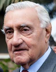 Kısa sürede sözlükteki yandaşlarıyla beraber marsa giden ilk nasa füzesinin dışına japon yapıştırıcıyla iliştirilmesini şiddetle talep ettiğim bir insan. Adnan Patschatschi Wikipedia