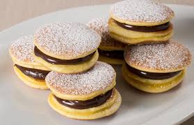 Chi preferisce potrà preparare i dorayaki senza miele: Ricetta Dorayaki Alla Nutella Con O Senza Miele Preparazione E Ingredienti